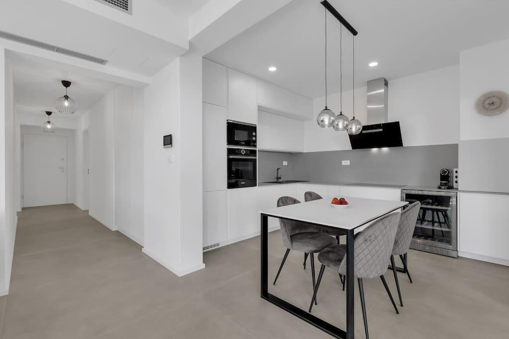 Apartman Delux With Private Pool - Makarska Exklusiv Tučepi Eksteriør bilde