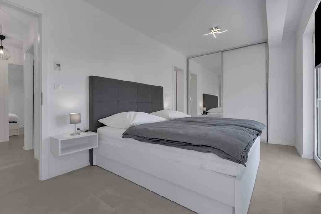 Apartman Delux With Private Pool - Makarska Exklusiv Tučepi Eksteriør bilde