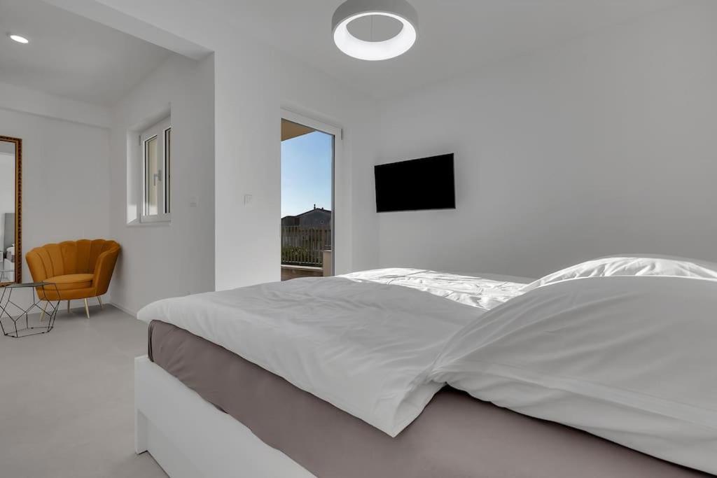 Apartman Delux With Private Pool - Makarska Exklusiv Tučepi Eksteriør bilde