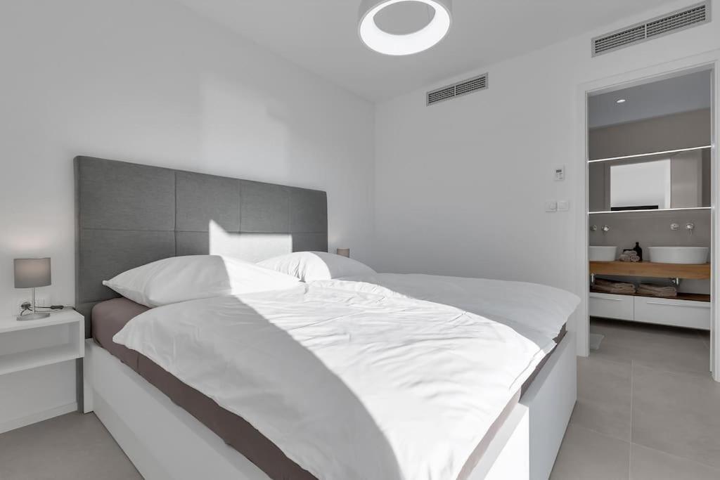 Apartman Delux With Private Pool - Makarska Exklusiv Tučepi Eksteriør bilde